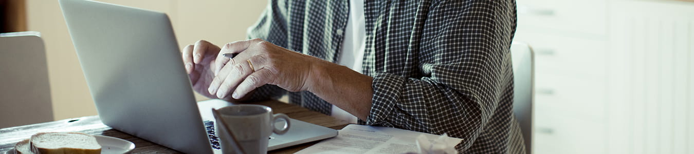 Ældre person der sidder på computeren