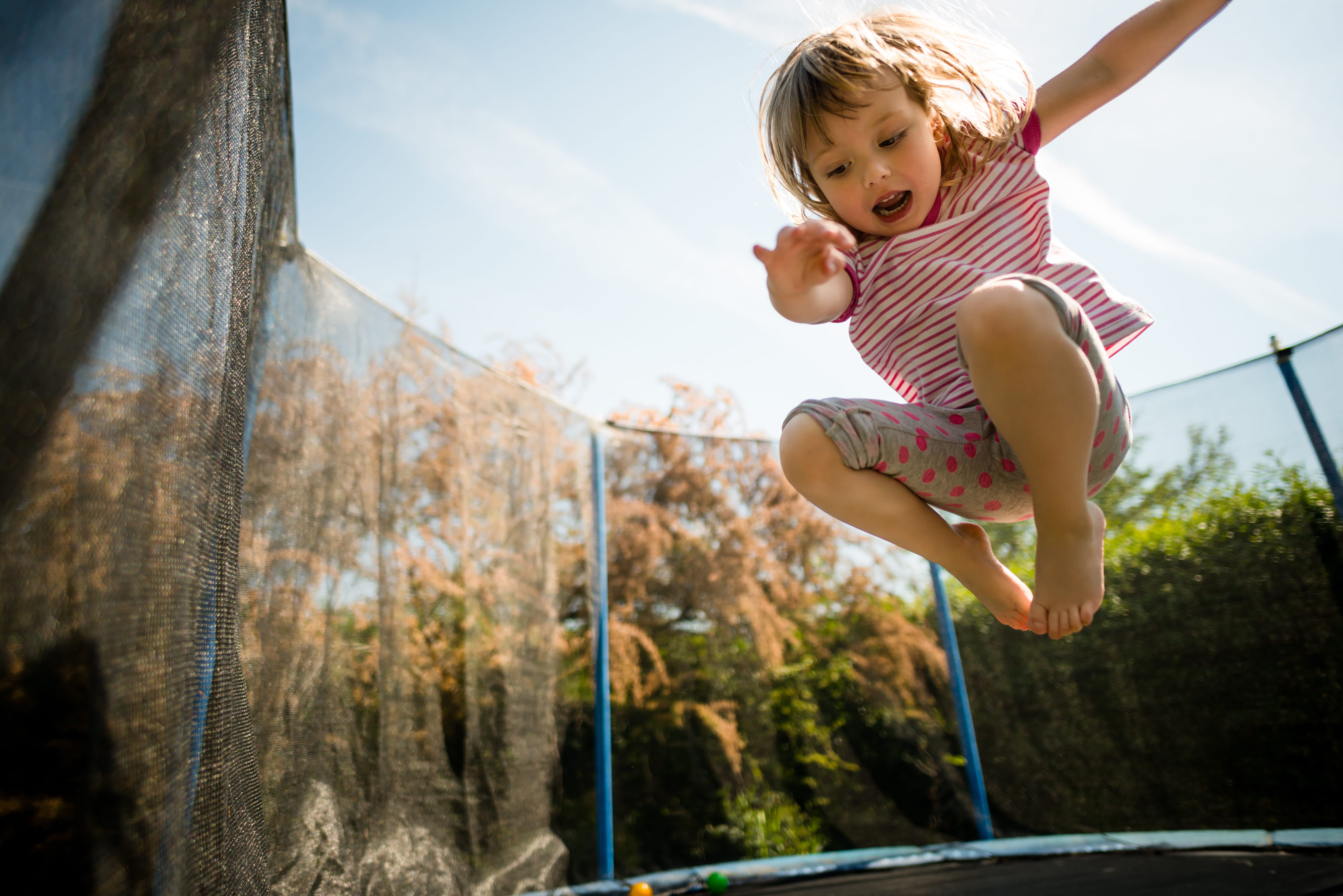 Lille pige der hopper på trampolin