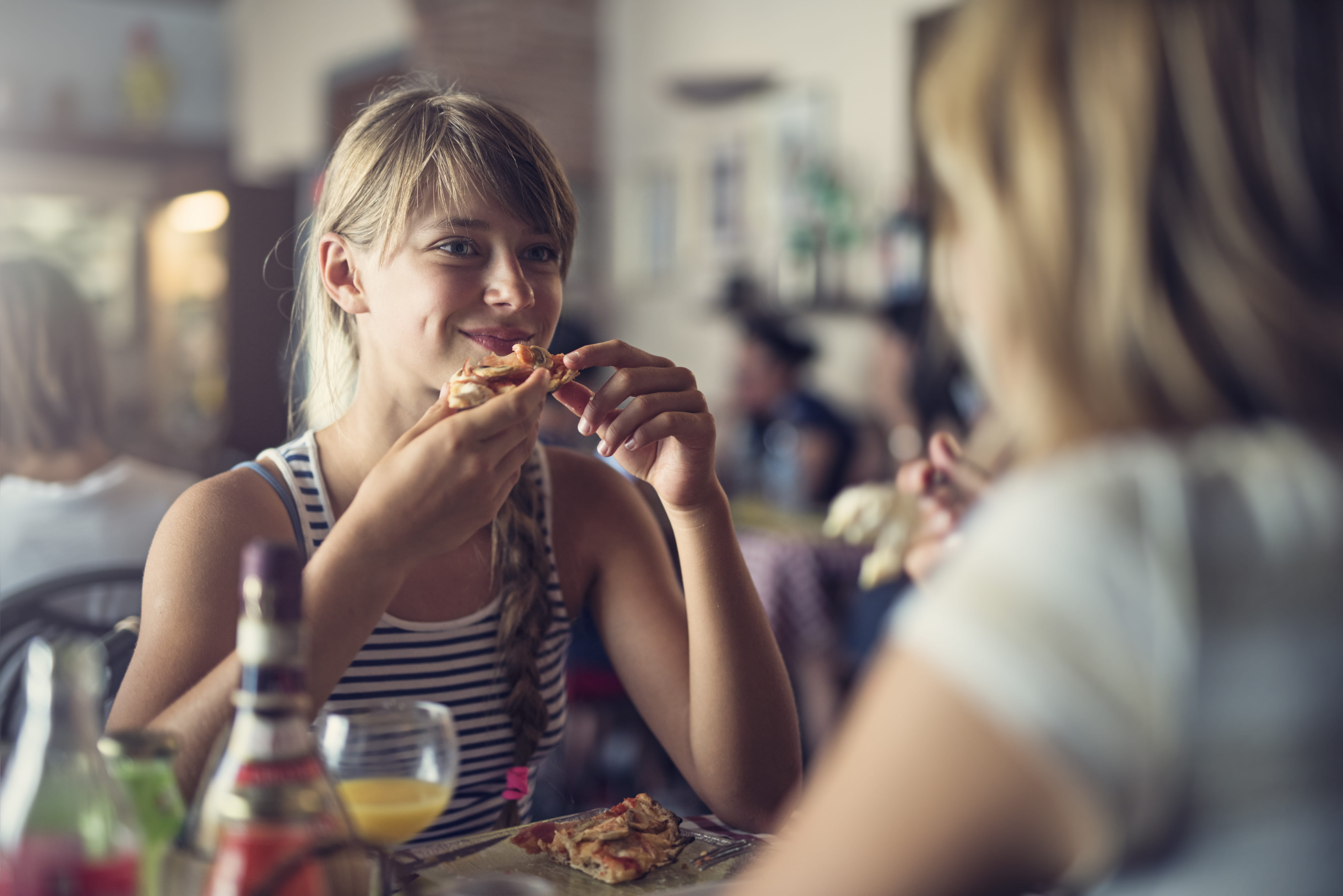 Veninder der spiser frokost sammen