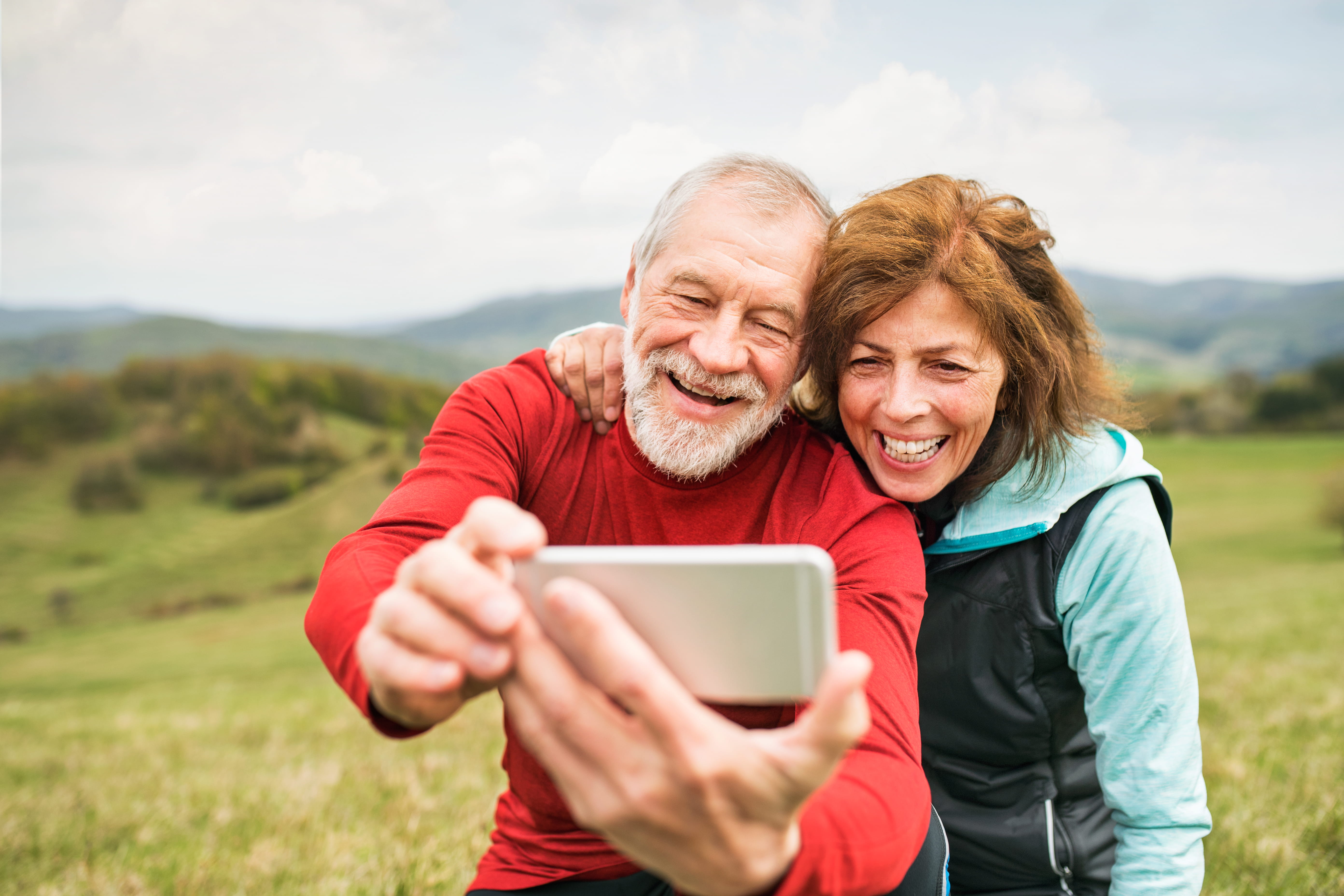 Ægtepar der tager et selfie i naturen