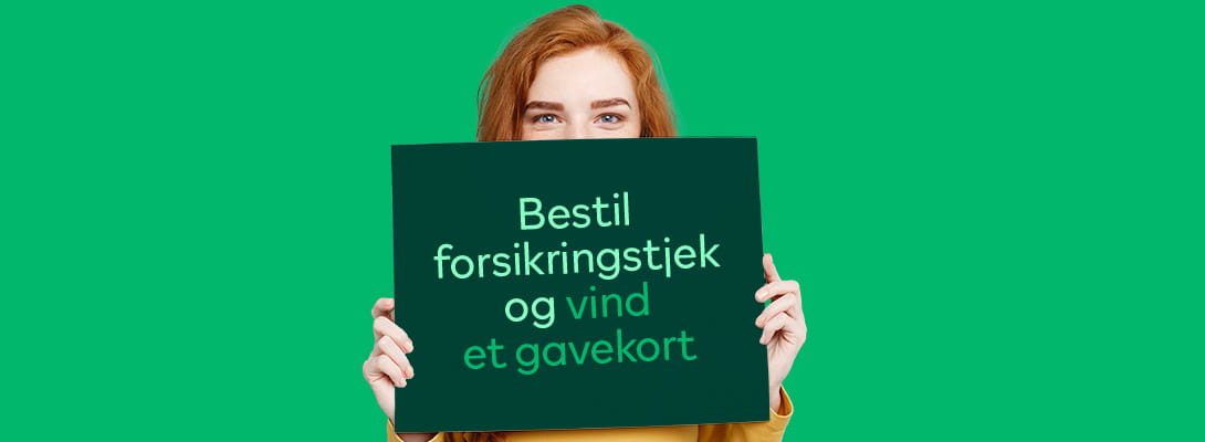 Kvinde holder et skilt
