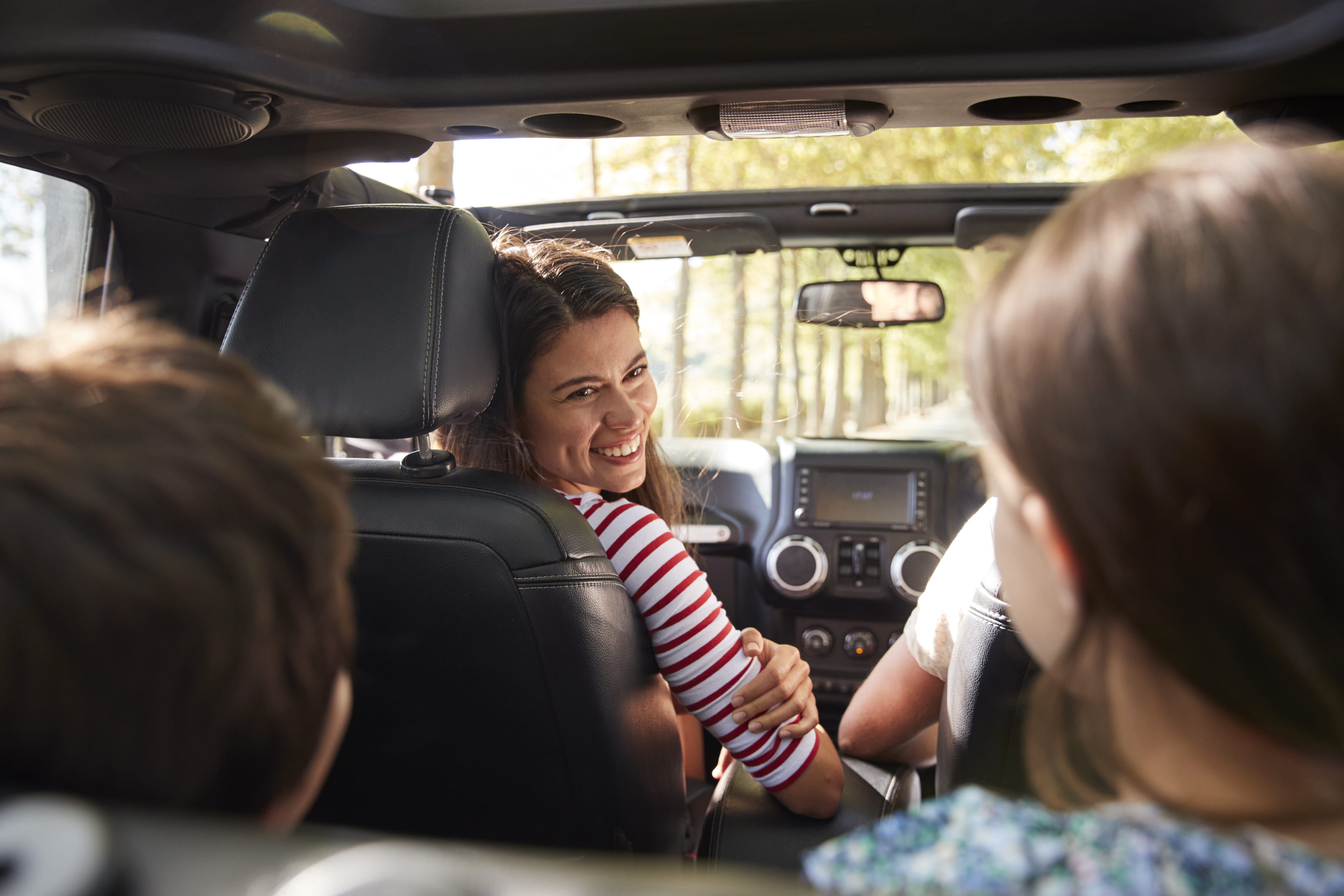 Familie samlet i bilen