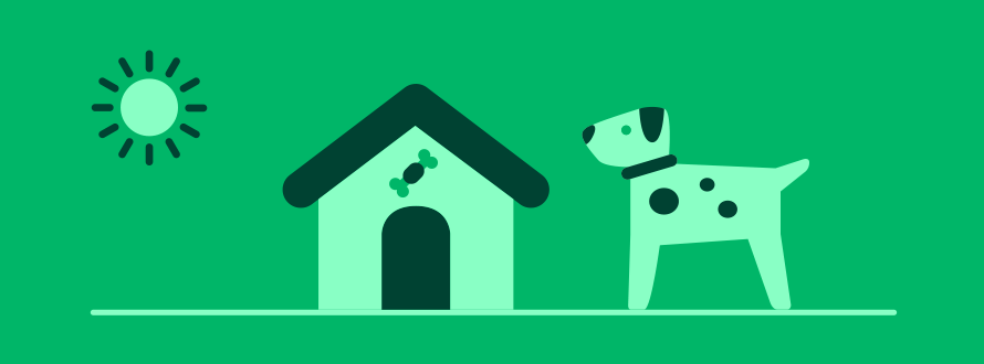 En lille hund foran sit hundehus