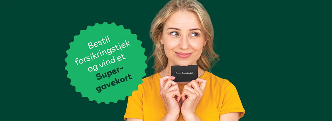 Ung kvinde holder et skilt hvor der står vind supergavekort