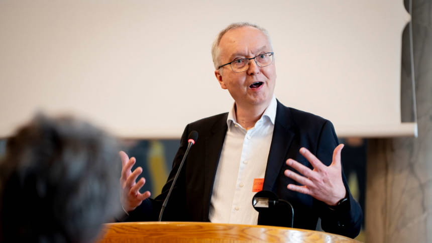 Torsen Fels står på talerstolen
