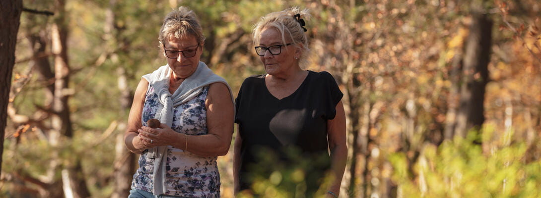 To kvinder går tur i en skov