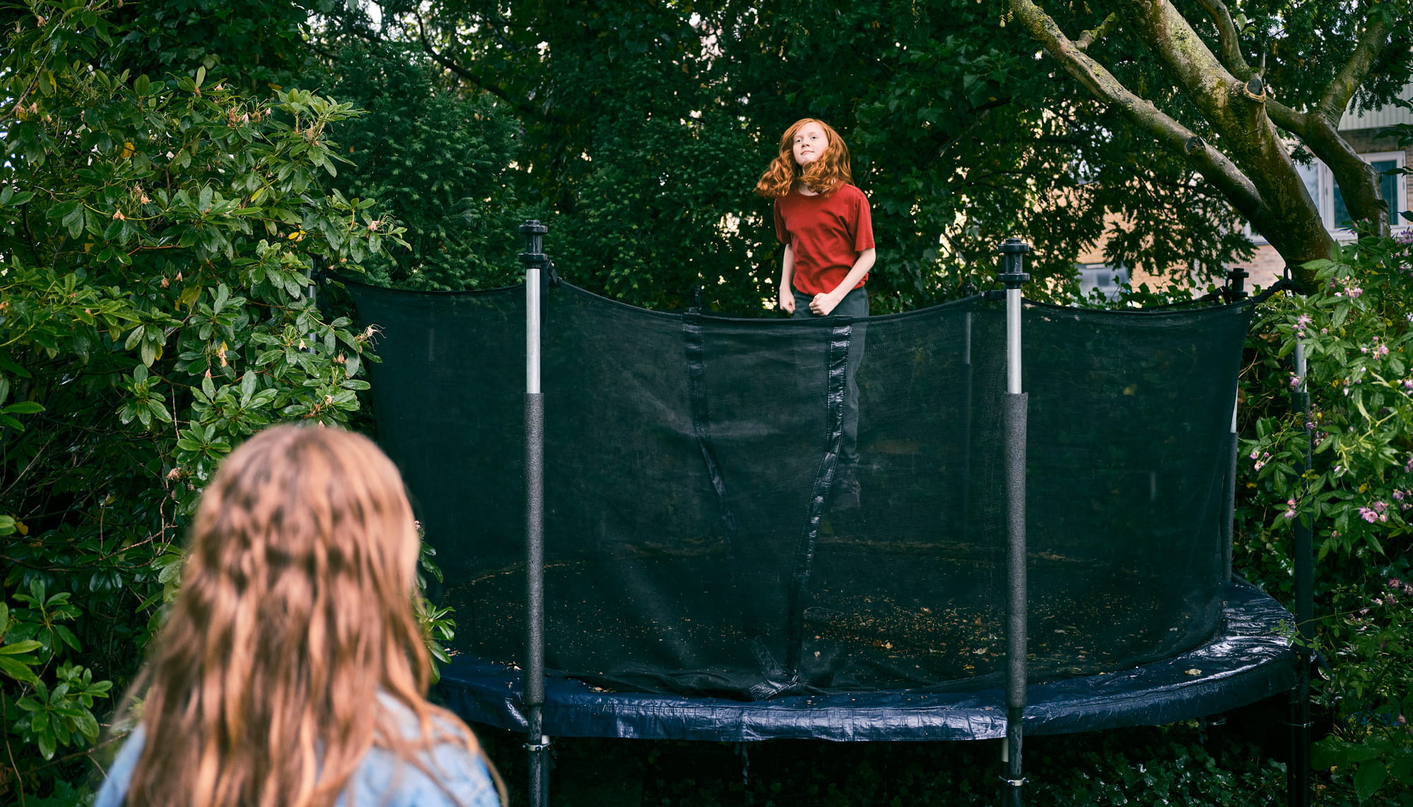 dreng hopper i trampolin