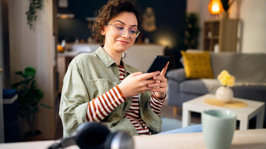 kvinde sidder med sin mobil