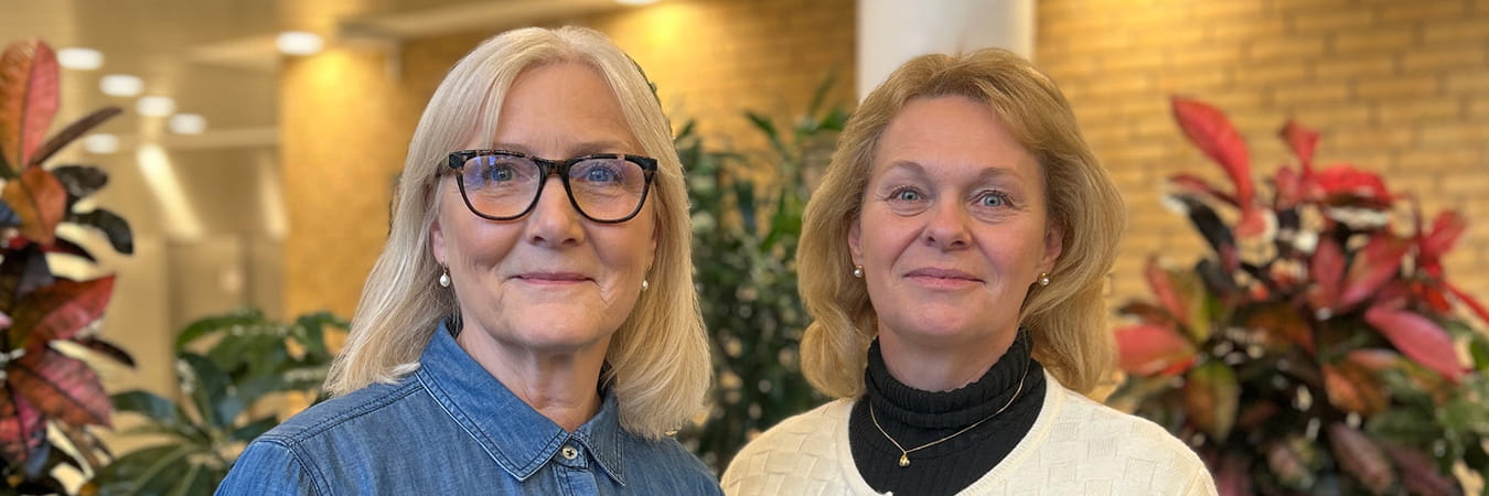 To rådgivere kigger ind i kameraet