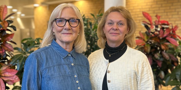 To kvinder kigger ind i kameraet