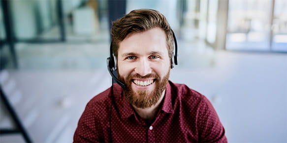 Mandlig rådgiver med headset