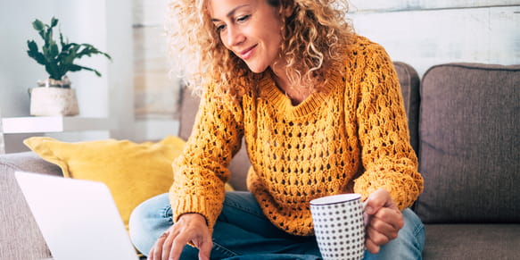 Kvinde sidder med pc'en