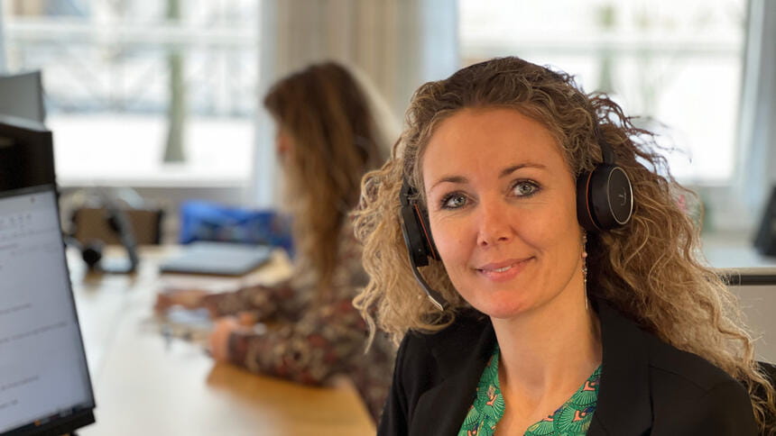 Rådgiver sidder med headset